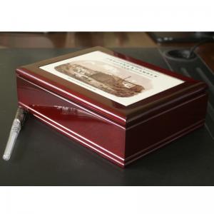 остъклена керемидена кутия