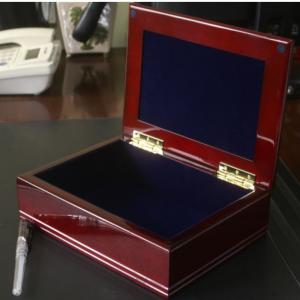 остъклена керемидена кутия