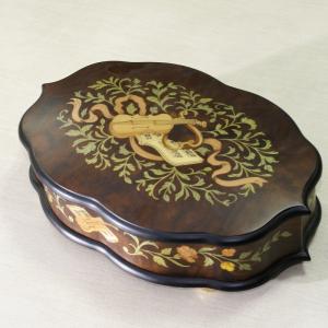 дървена музикална кутия