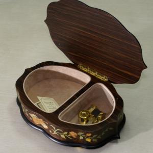 дървена музикална кутия