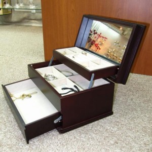 Кутия за бижута от дърво