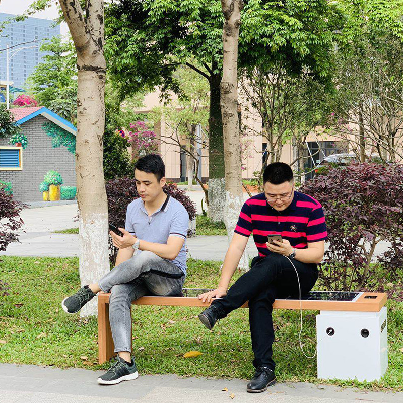 Безжично зарядно устройство за слънчева енергия Smart Park Bench