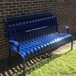 Горна пейка за зареждане със слънчеви панели отзад