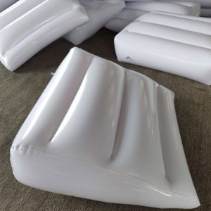 Триъгълник надуваемо легло клин възглавница / възглавница бял