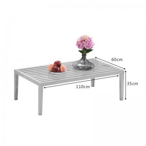 Триместен диван от седалка от ратан отвън