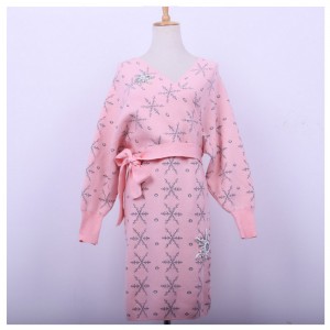 2018 г. Топли снежинки от горни камъни, апликации, дамска коса, трикотажна рокля