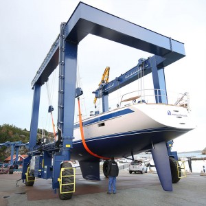 Кран за работа с лодка и яхта