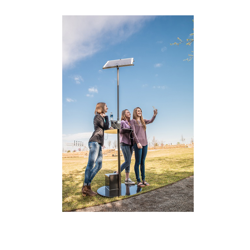 Моден дизайн общности паркове слънчева зарядна станция за мобилен телефон на открито