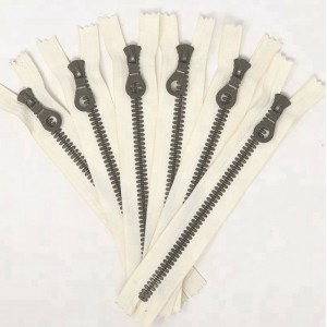 Пластмасови ципове със затворени краища RIRI зъби Боядисан плъзгач за автоматично заключване с издърпване на ключодържателя 9