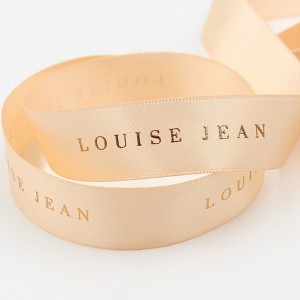 персонализирано цветно лого печат с релефно фолио, отпечатано черна сатенена панделка