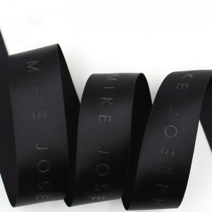 персонализирано цветно лого печат с релефно фолио, отпечатано черна сатенена панделка