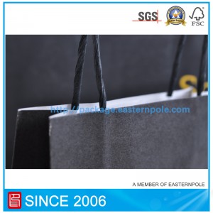 Черна хартиена торба с лого на щамповане на фолио