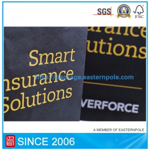 Черна хартиена торба с лого на щамповане на фолио