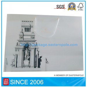 Бяла крафт хартиена торба за дрехи