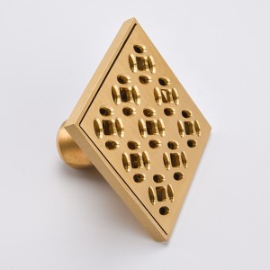 Измиване на решетка от месингова подова месина за душ