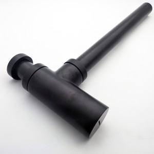 Месингов водопровод с капак от сифон с черна бутилка