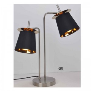 Настолна лампа със сянка от плат и лист за декорация