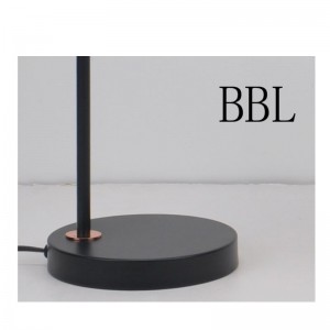 Настолна лампа с метален нюанс и функция за регулиране на сенките