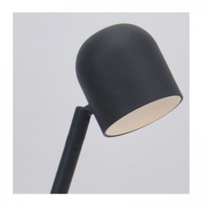 LED настолна лампа с функция за регулиране