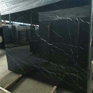 Мрамор Nero Marquina в бяла ивица