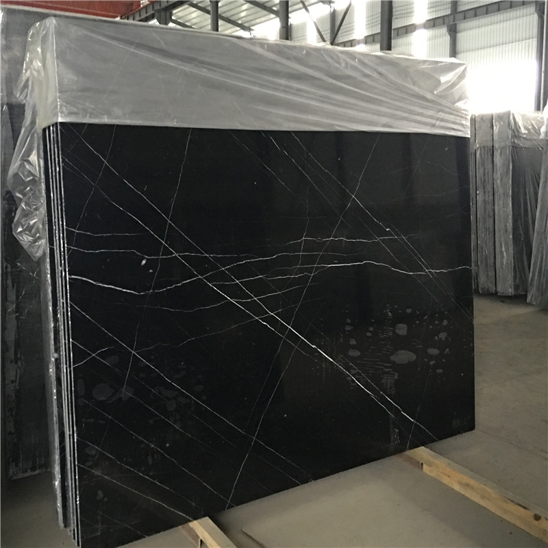 Мрамор Nero Marquina в бяла ивица