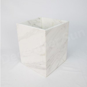 Елегантен и грациозен комплект от аксесоари за баня от бял мрамор