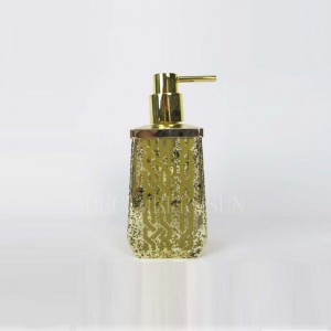 прозрачно стъкло със златни аксесоари за баня