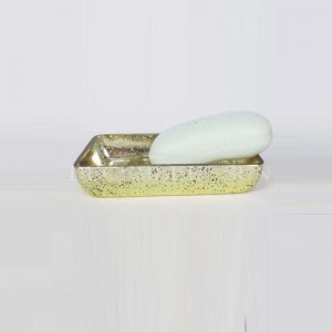 прозрачно стъкло със златни аксесоари за баня