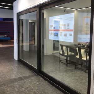 Плъзгаща се стъклена врата