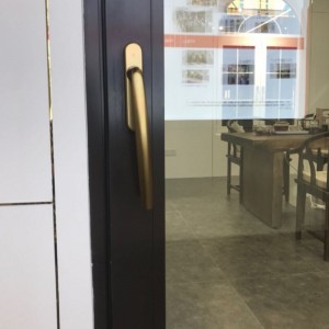 Плъзгаща се стъклена врата