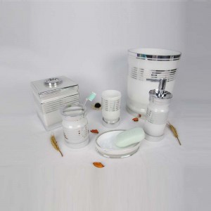 Елегантен бял със сребърна линия стъклен комплект за баня