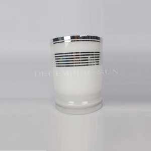 Елегантен бял със сребърна линия стъклен комплект за баня