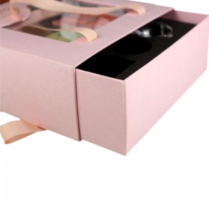 Elegance Tote Box показва пълен комплект от подаръци за чай с ръчна подаръчна кутия