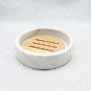 Бял мрамор с комплекти аксесоари за баня от дърво