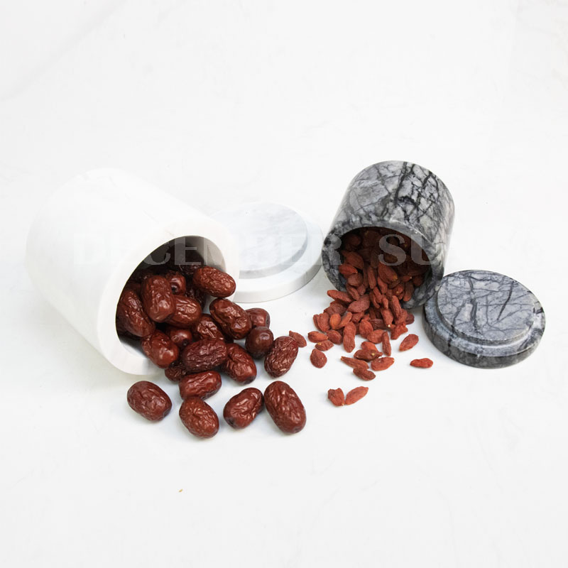 Мраморен буркан с домакински прибори за капак