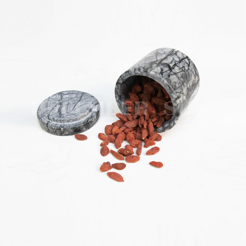 Мраморен буркан с домакински прибори за капак