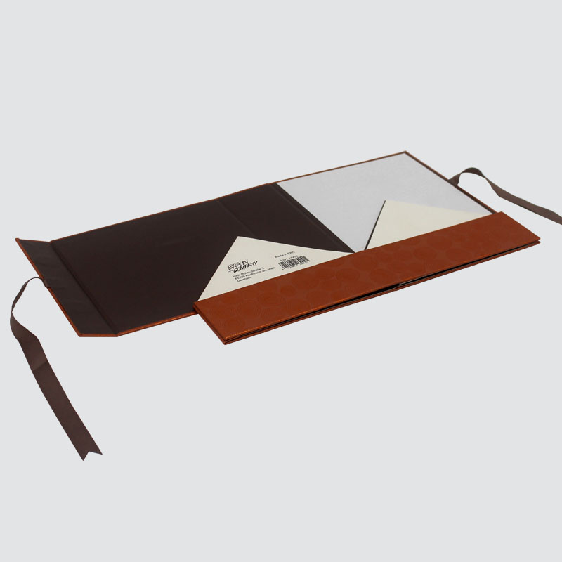 Лесно сгъване на кутията с подаръци свещ Шоколадова копринена панделка Красива кутия