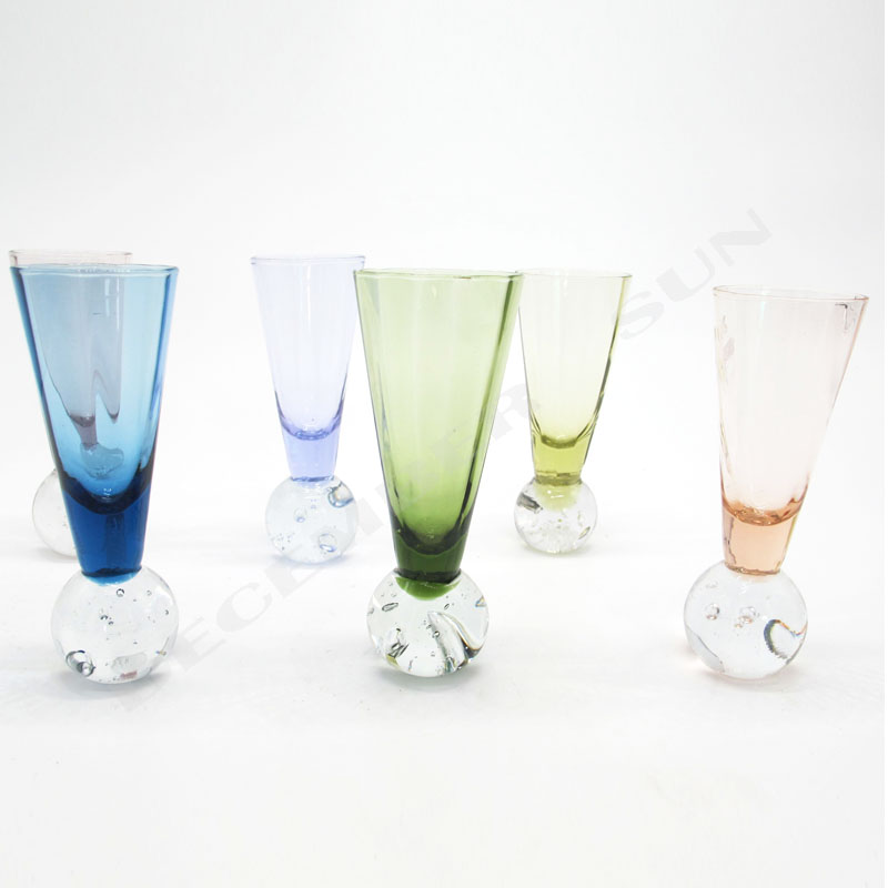 Класическа качествена чаша шампанско с чаша вино.