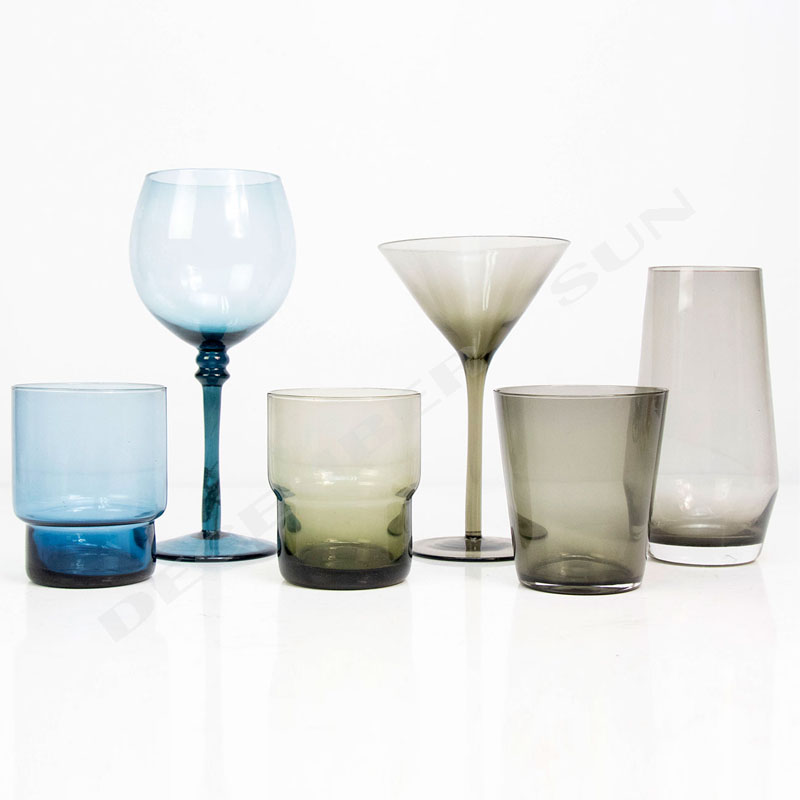 Класическа качествена чаша шампанско с чаша вино.