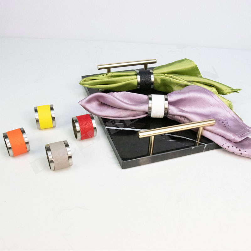 Красив цвят пръстен от салфетки от метал и кожа