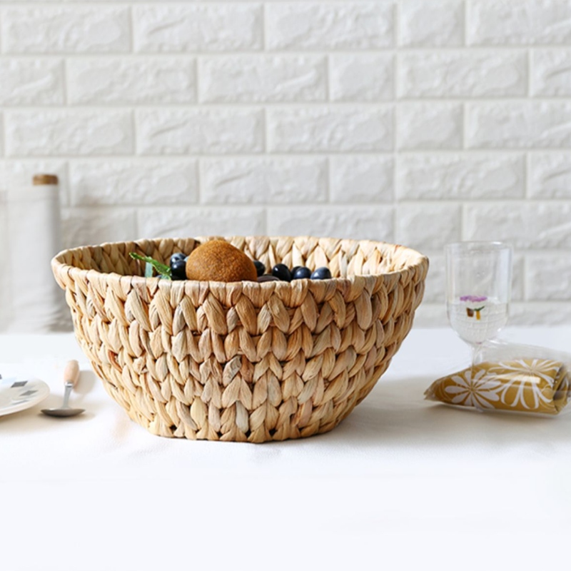 Тъкани водни хиацинтни кошници