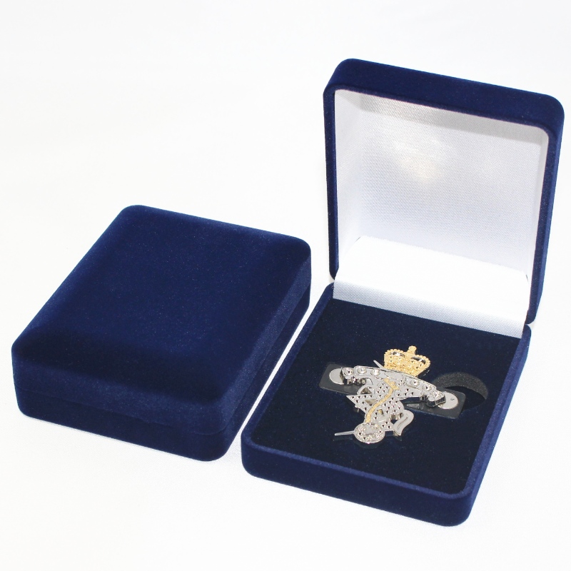 Артикул D-22B кръгла форма Кадифена кутия за монети, колие и значка, мм. 70 * 90 * 30, тежести около 60гр