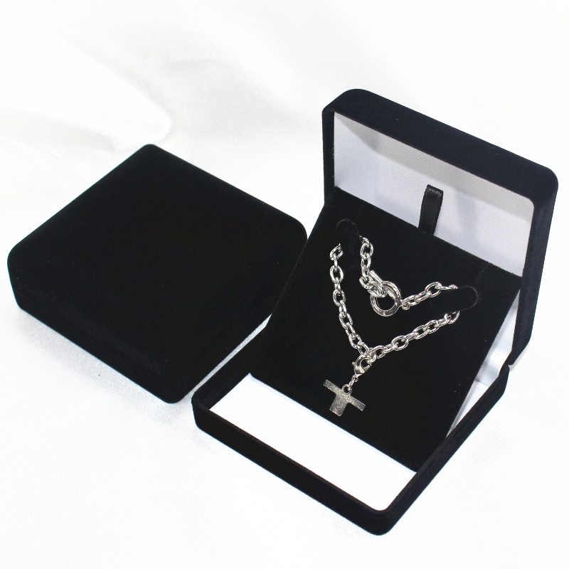 Артикул D-33 Кръгла кадифена кутия за медал, монета и значка, мм. 90 * 90 * 39мм, тегло около 78гр