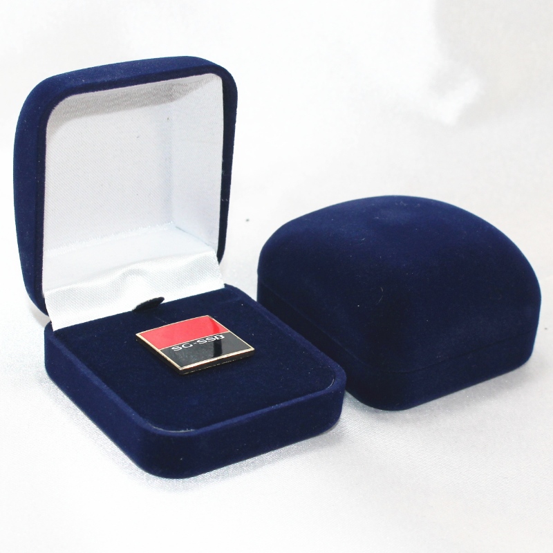 Артикул F-2 Кадифена кутия с кръгла форма за пръстен, значка и малка монета, мм. 52 * 57 * 34, тежести около 27гр