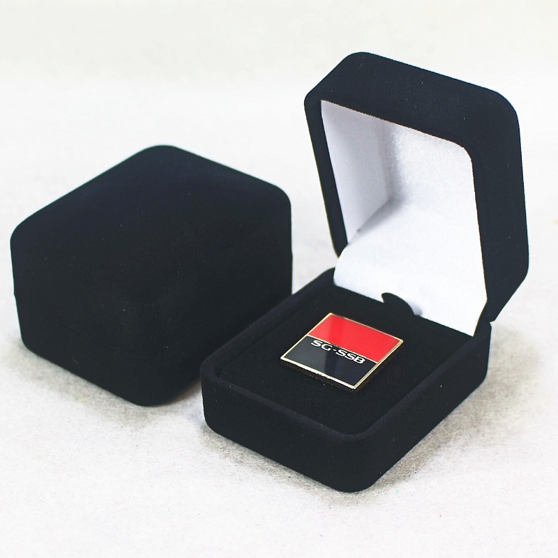 Артикул F-20 Кадифена кутия с кръгла форма за пръстен, значка или монета, мм. 45 * 55 * 38, тегло около 32гр