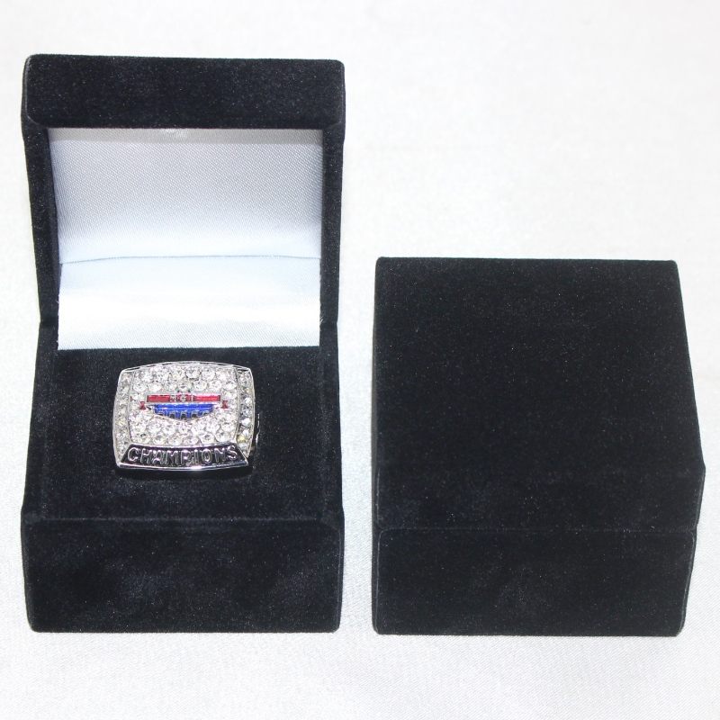 Артикул V-08 квадратна фланелетна кутия с диаметър 25-38 мм монета, значка, голям пръстен и др. Мм. 60 * 60 * 48, тегло около 63гр