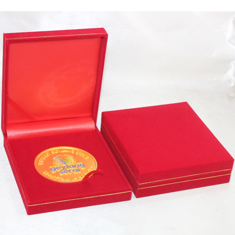 Артикул V-19 квадратна PU кожена кутия за монета 90 * 90 мм, медал и значка и т.н. мм. 110 * 125 * 33, тежести около 140гр