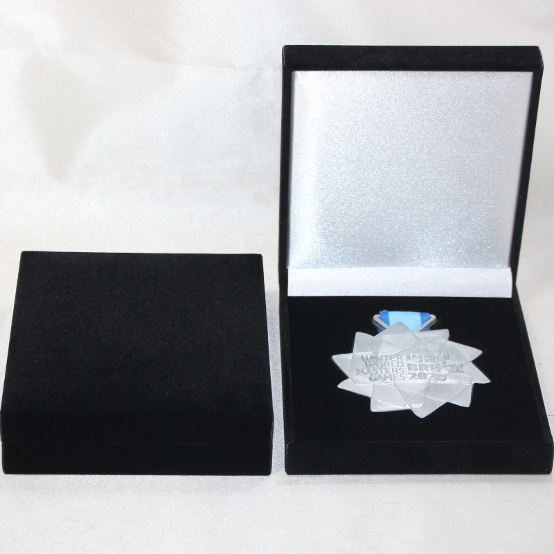 Артикул V-19 квадратна PU кожена кутия за монета 90 * 90 мм, медал и значка и т.н. мм. 110 * 125 * 33, тежести около 140гр