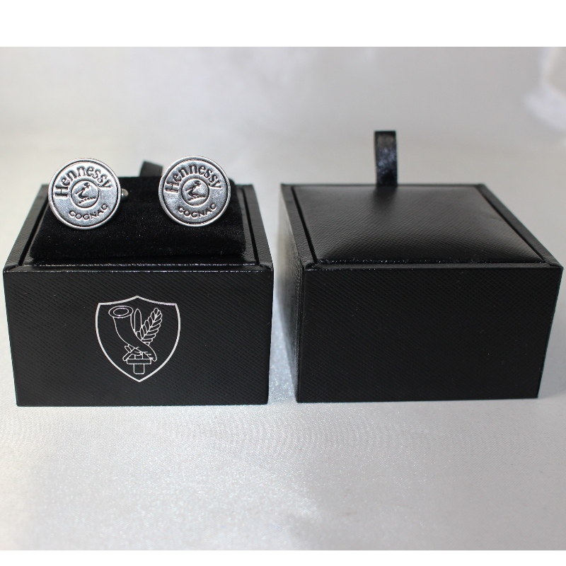 Артикул V-20S квадратна кожена PU кутия за няколко копчета за ръкавели и др. 65 * 65 * 38, тегло около 62гр