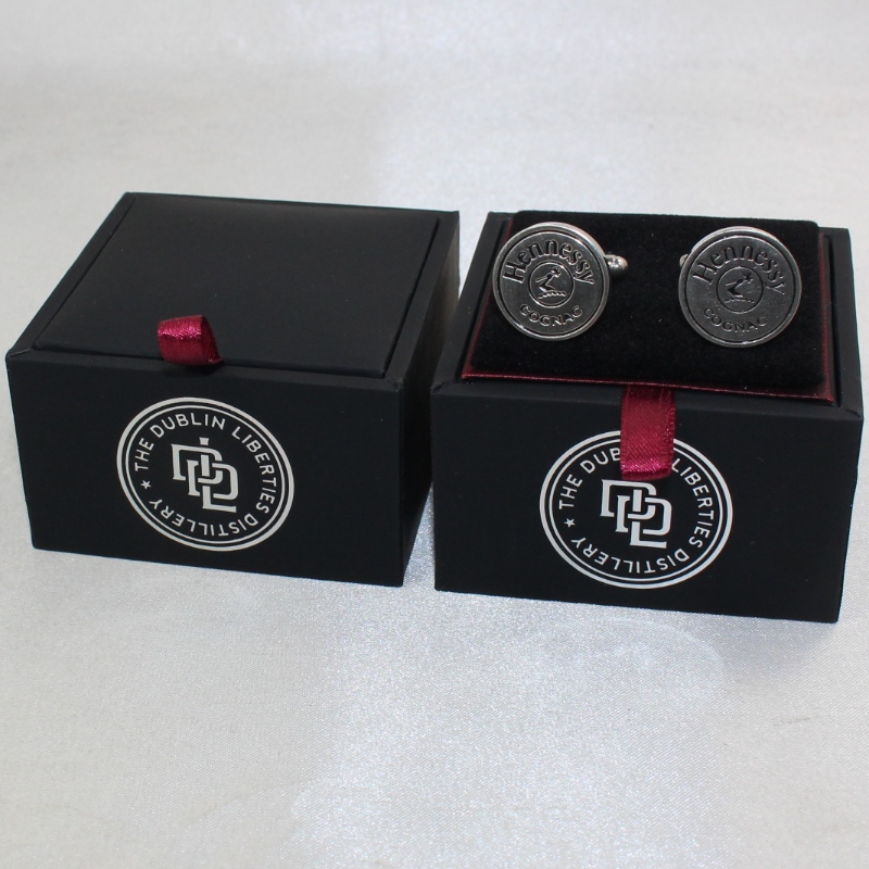 Артикул V-20S квадратна кожена PU кутия за няколко копчета за ръкавели и др. 65 * 65 * 38, тегло около 62гр